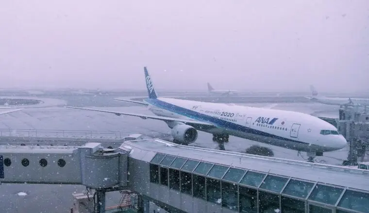 雪が降る空港